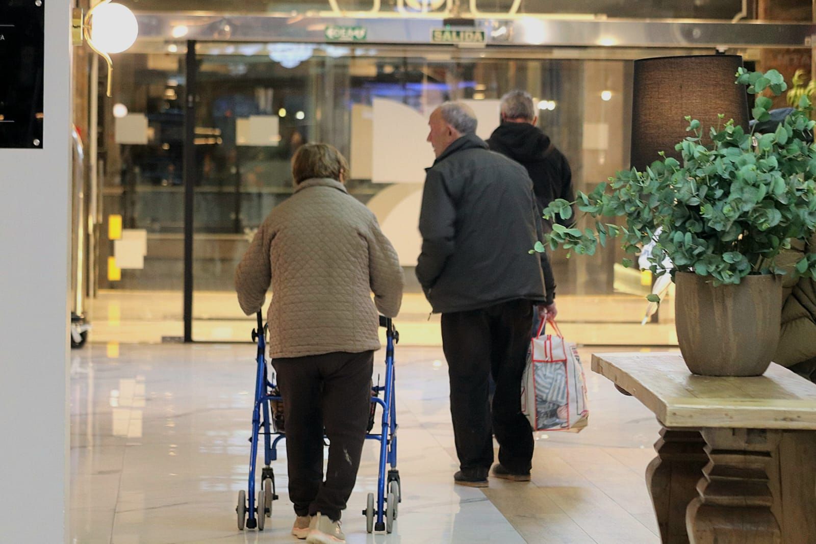 Vecinos de Dúdar en el interior del hotel con lo poco que han podido llevarse