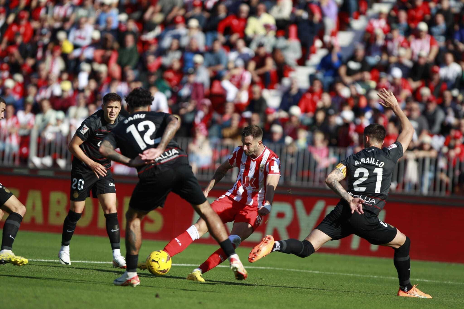 Leo Baptistao busca el disparo rodeado de rivales en la recta final del primer tiempo.