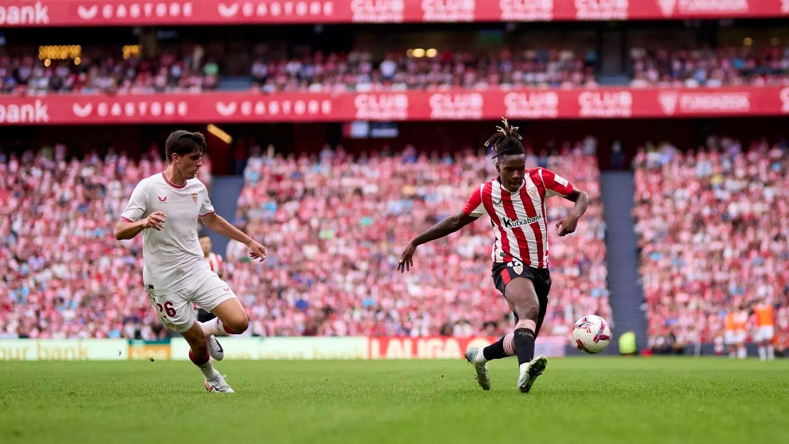 Nico Williams encara a Juanlu en el Athletic vs Sevilla en San Mamés