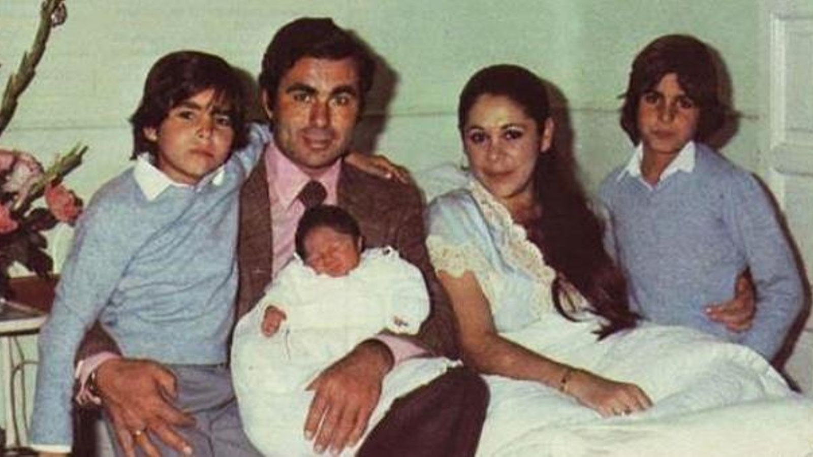 Pantoja con Paquirri y sus hijos mayores, Fran y Cayetano, en el hospital tras el nacimiento de Kiko.