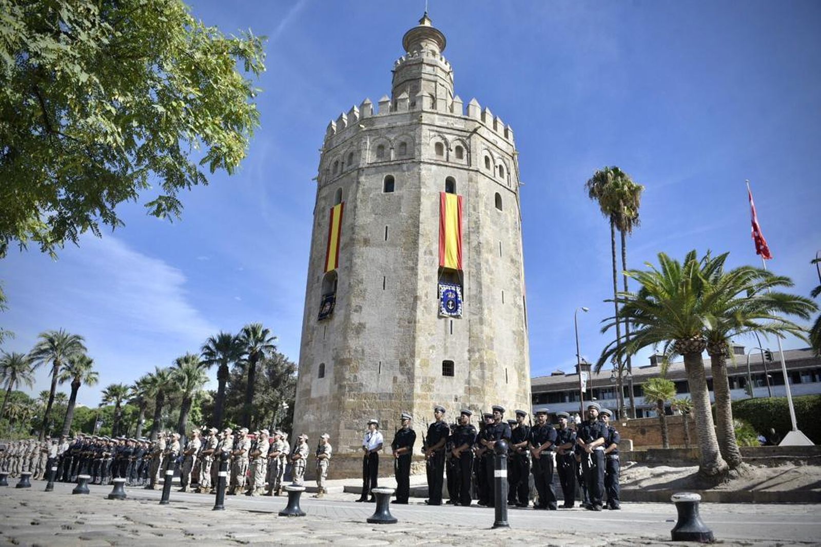 Ensayos de la Armada este miércoles a los pies de la Torre del Oro con motivo del Festival del V Centernario de Sevilla.