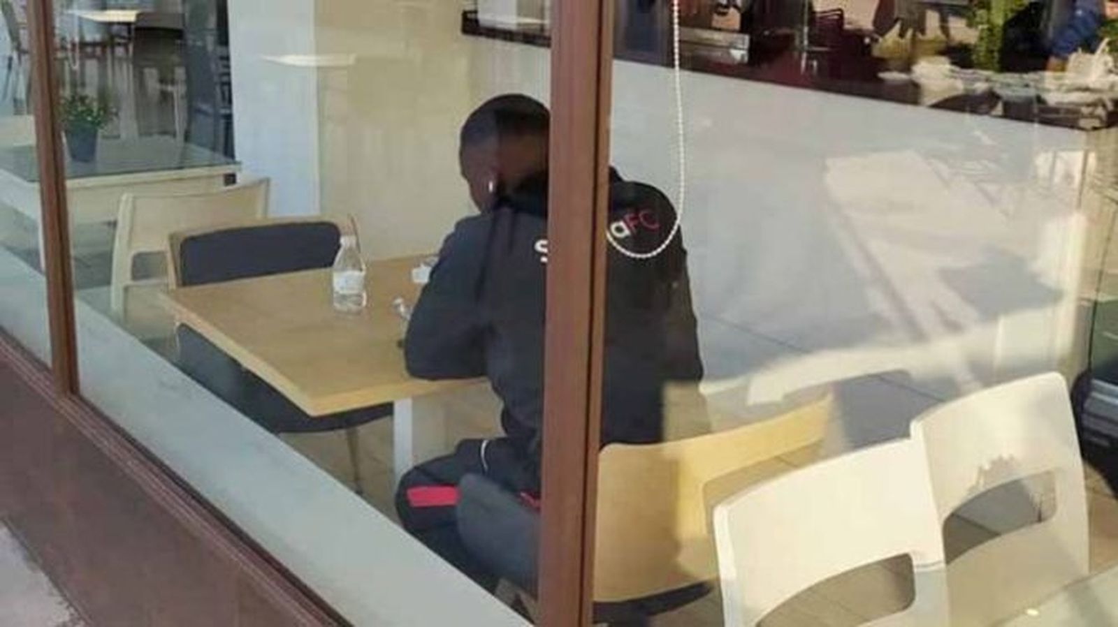 Dijakaridja Traoré, con el chándal del Sevilla en una cafetería de Córdoba