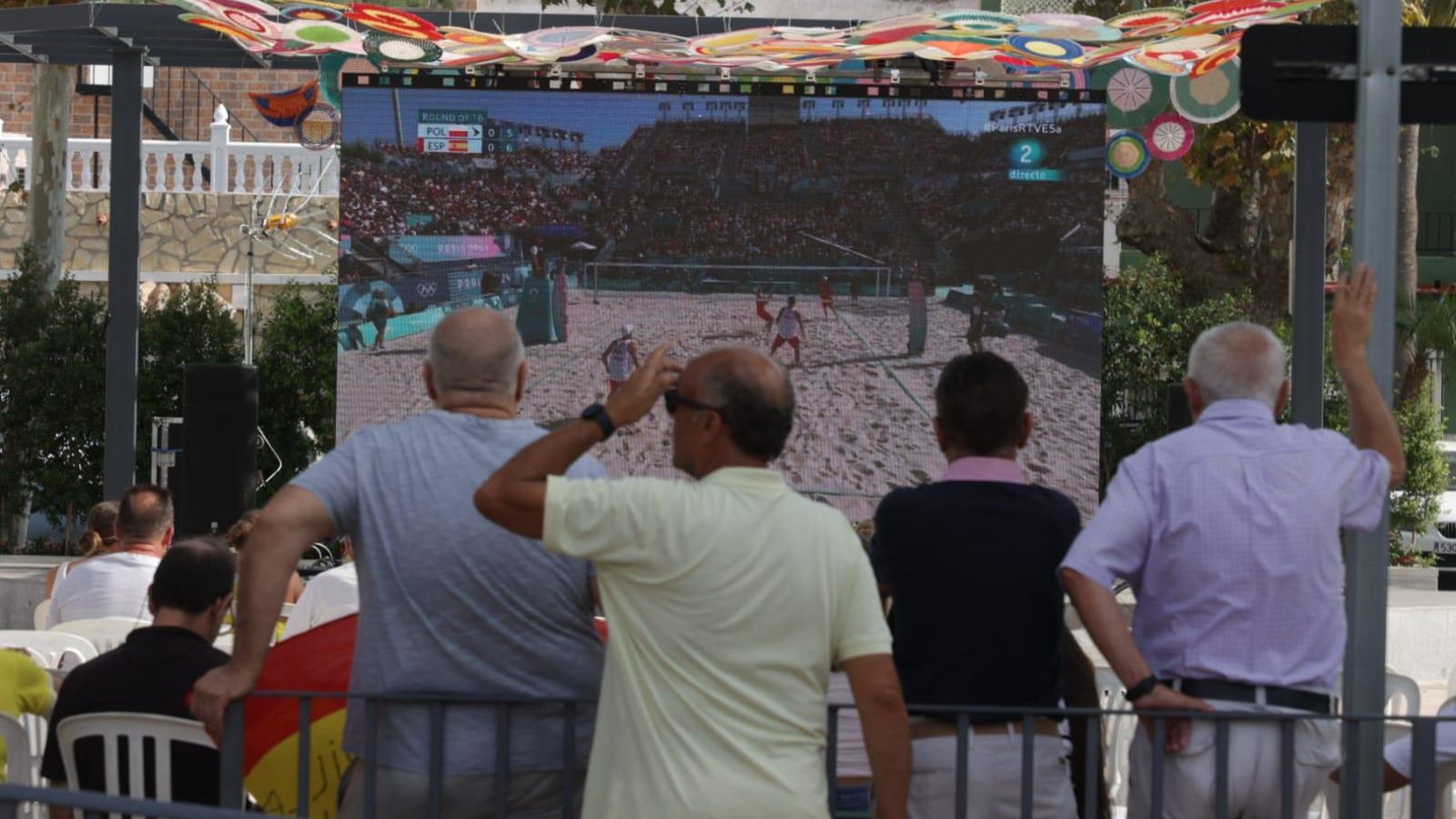 Vecinos de Taraguilla, apoyando a Adrián Gavira durante el partido