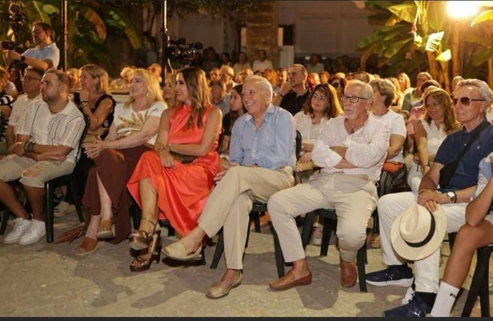 Marina Bernal presenta en Chipiona el libro 'Rocío, 20 años contigo'.