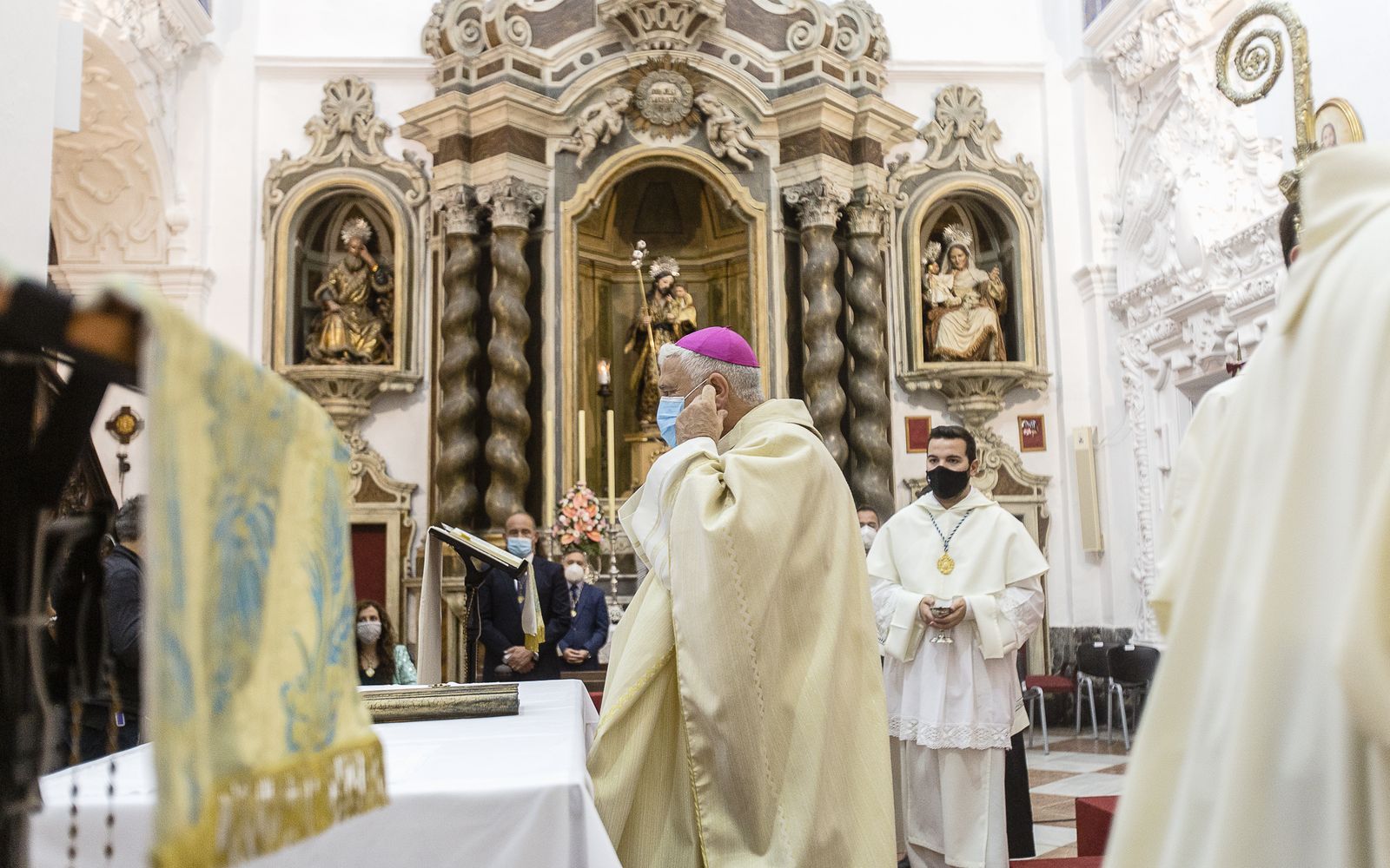 Imágenes de la celebración del día de la Virgen del Rosario en la iglesia de Santo Domingo
