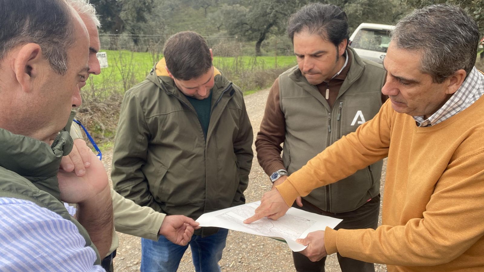 Visita de Pedro Yórquez a las obras que se están realizando en las vías del Camino de Santiago en Huelva.