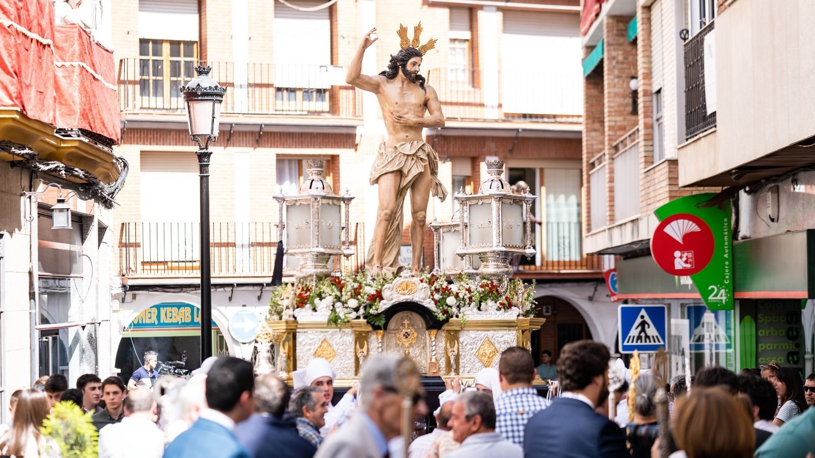 Domingo de Resurrección en Lucena: Procesión de Nuestro Padre Jesús Resucitado y Nuestra Señora de los Ángeles, en imágenes