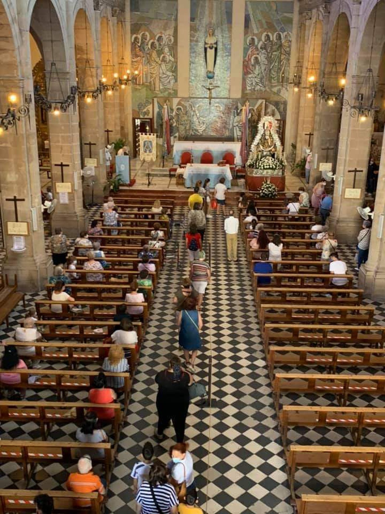 Desfile de los fieles ante la Virgen de la Estrella.
