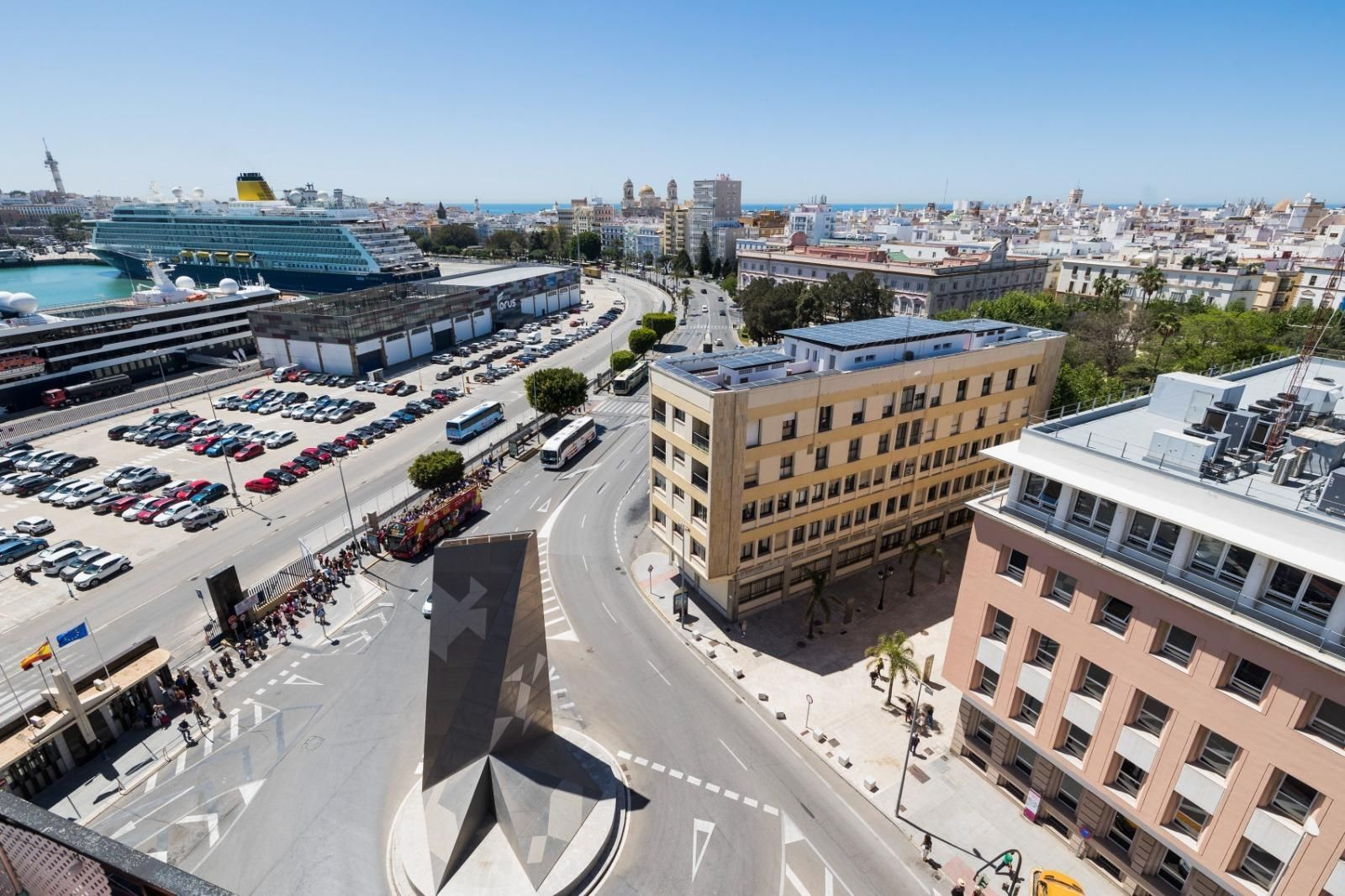 Jornada con la visita de cinco cruceros al puerto de Cádiz