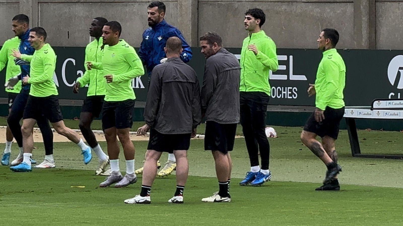 Johnny Cardoso, de vuelta con el grupo