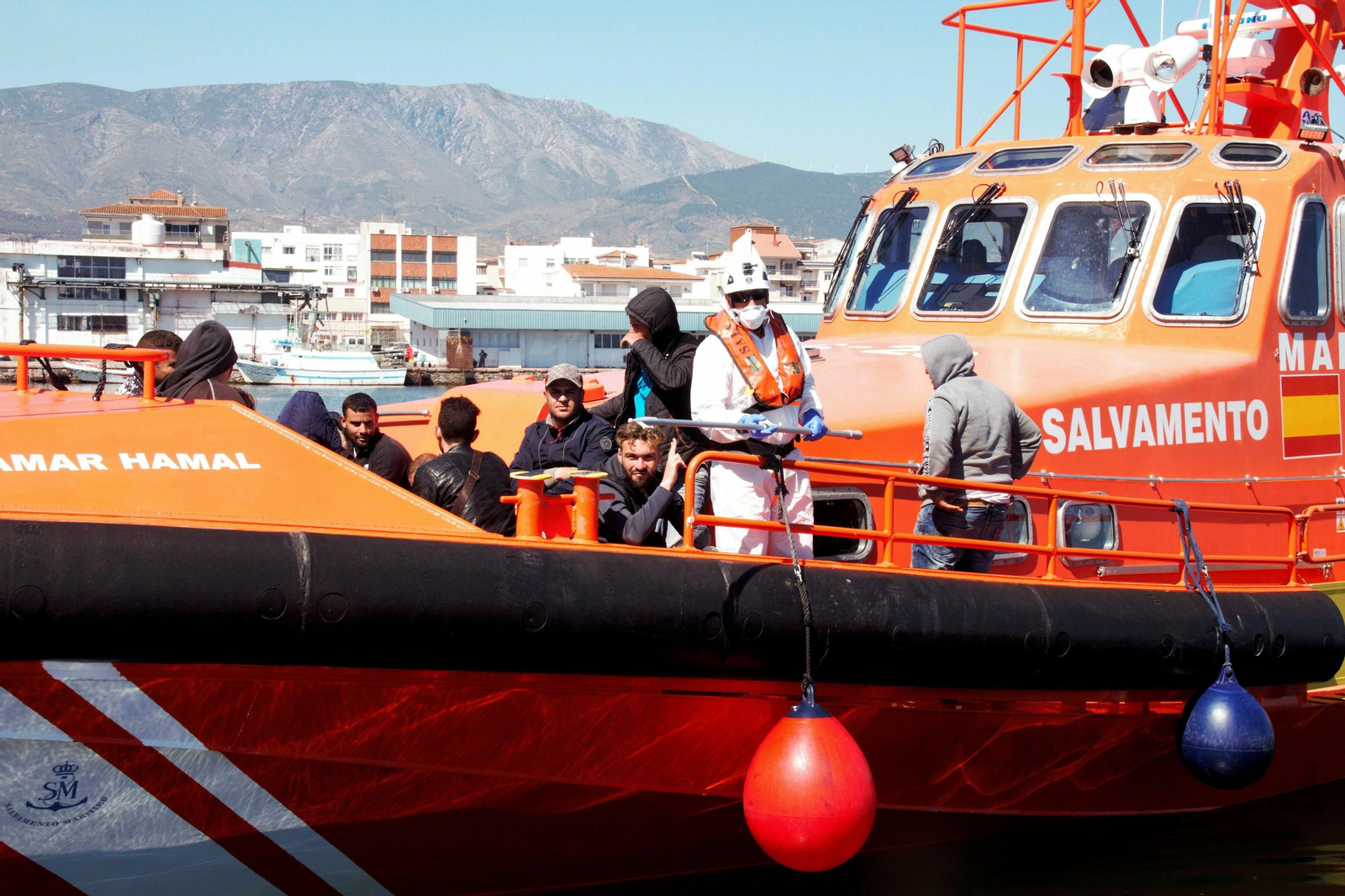 Varios inmigrantes de la patera rescatada el pasado 23 de mayo, siendo trasladados por Salvamento Marítimo hasta el Puerto de Motril.