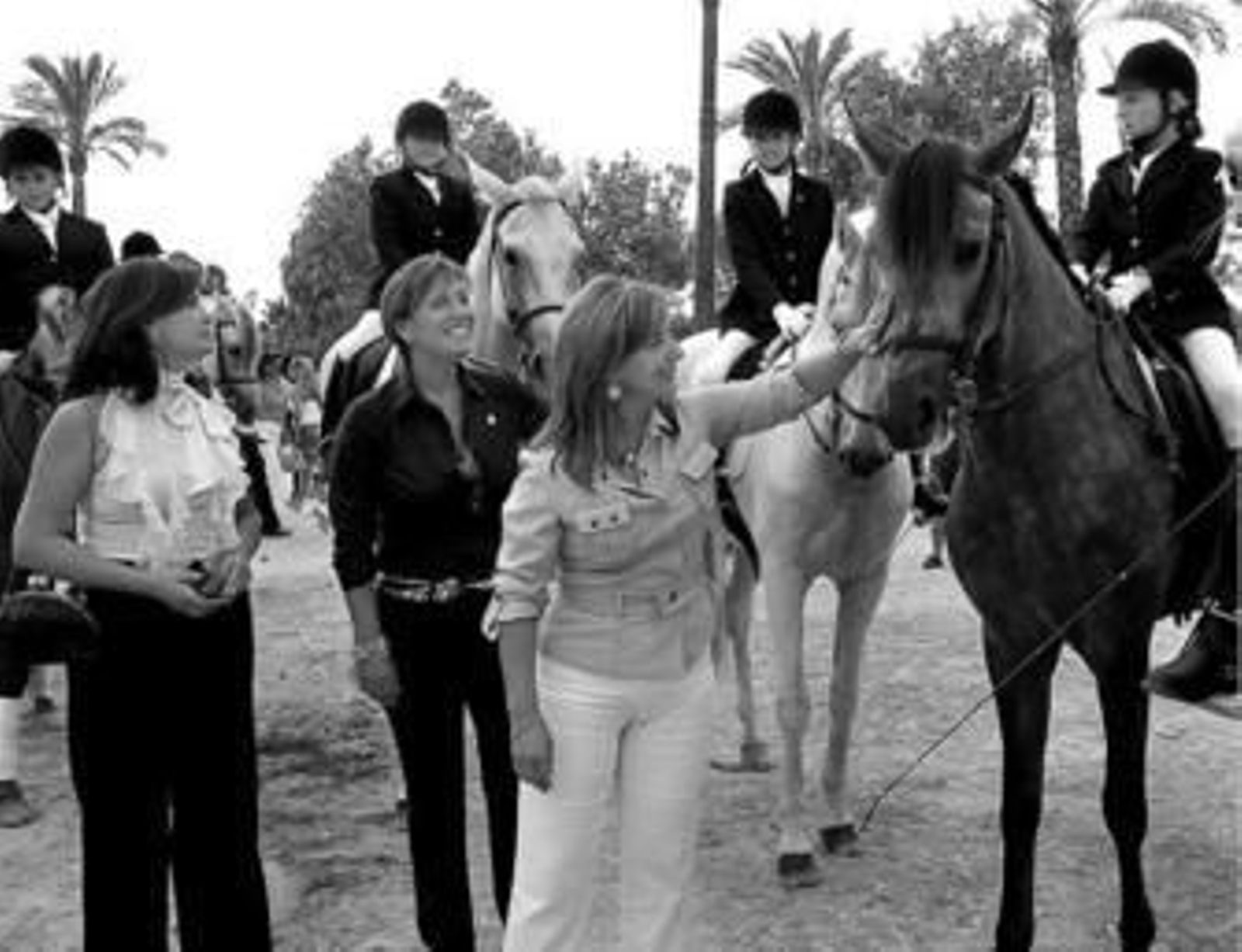 La alcaldesa, junto a la delegada de Cultura y Fiestas, durante el I Encuentro Ecuestre, celebrado ayer.