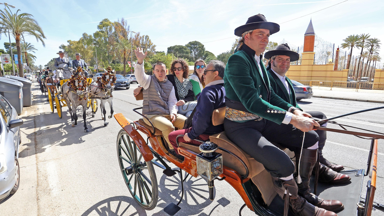 'Los carruajes de la integración' pasando por la entrada principal de la Feria de Jerez.