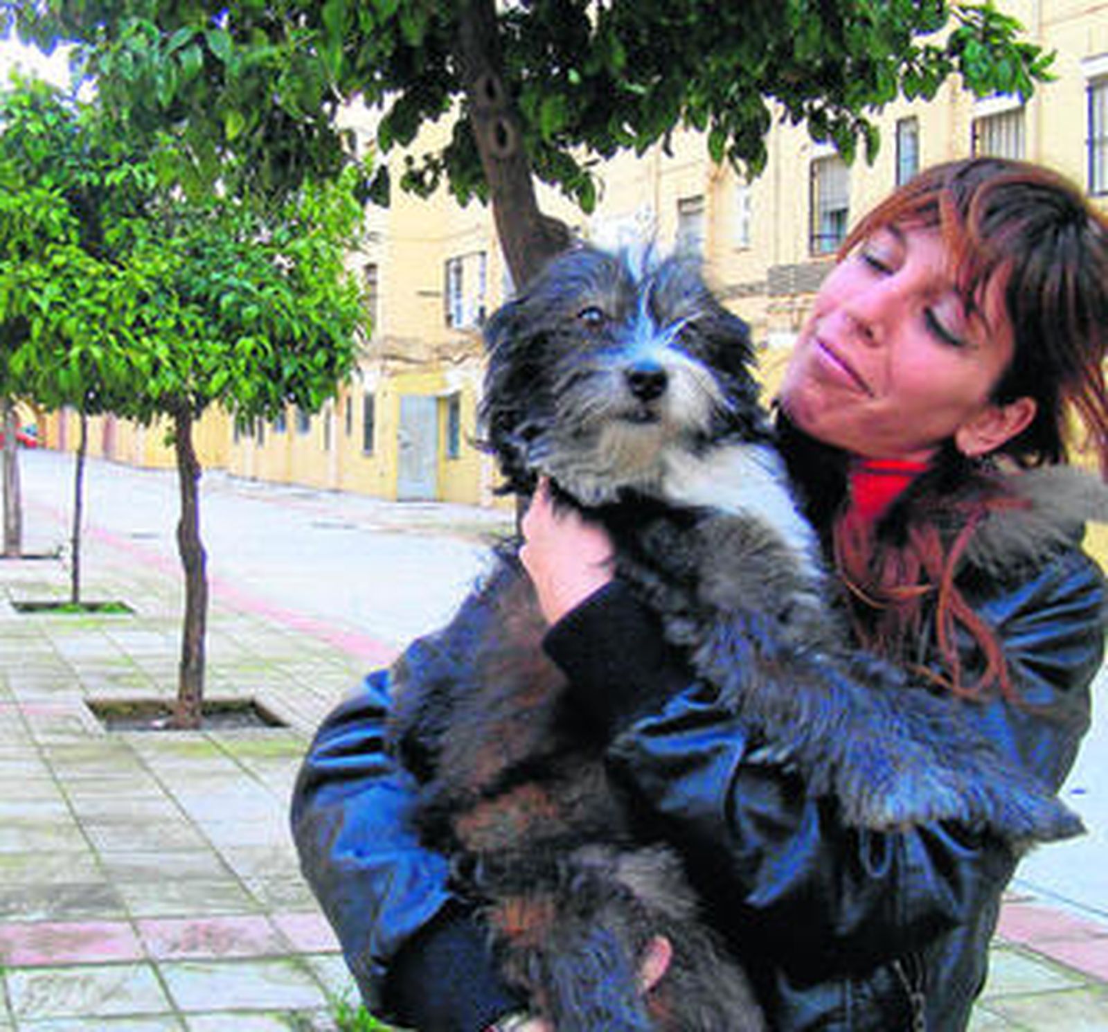 La paciente Helena vive sola con su perro 'Lucas' en un barrio obrero de Sevilla.