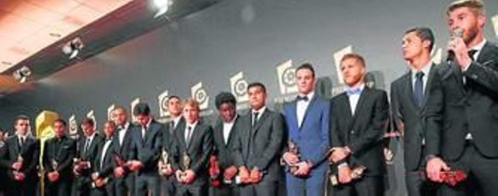 Sergio Ramos, con Cristiano Ronaldo a su lado, toma la palabra en la foto de grupo de los galardonados presentes en la gala de la Liga de Fútbol Profesional.