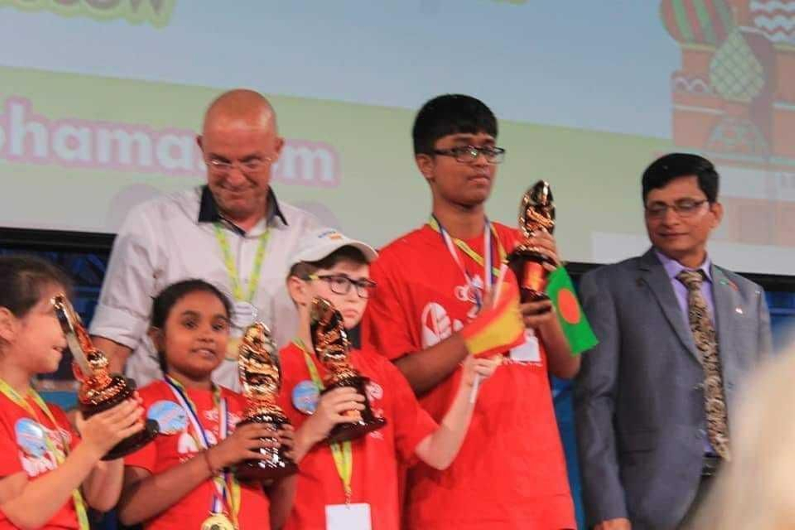 Los ganadores reciben sus premios en el podio de la sede central de la competición.