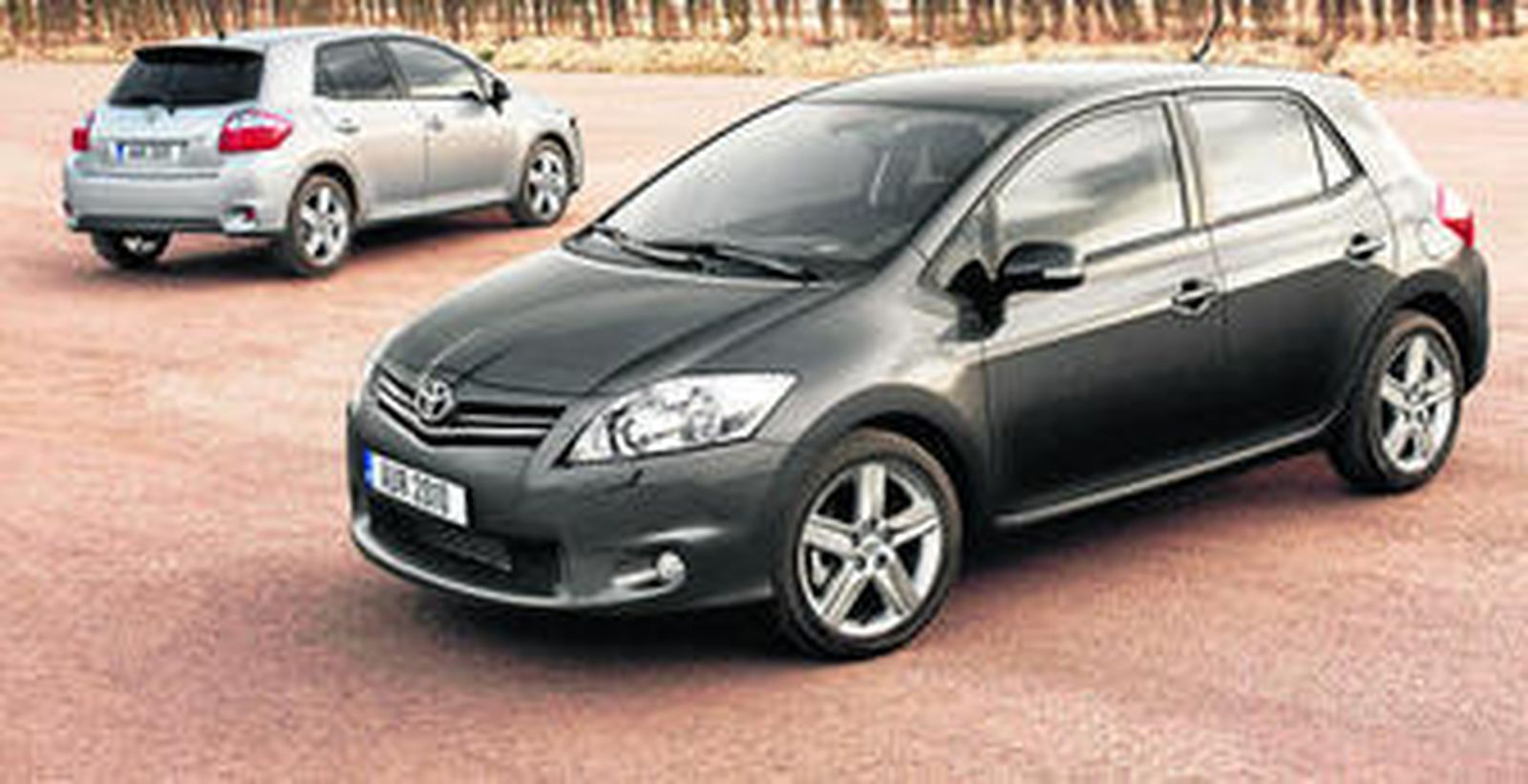 El frontal del Auris 2010 cuenta con multitud de elementos nuevos como el capó, la rejilla del radiador, los faros o el paragolpes.