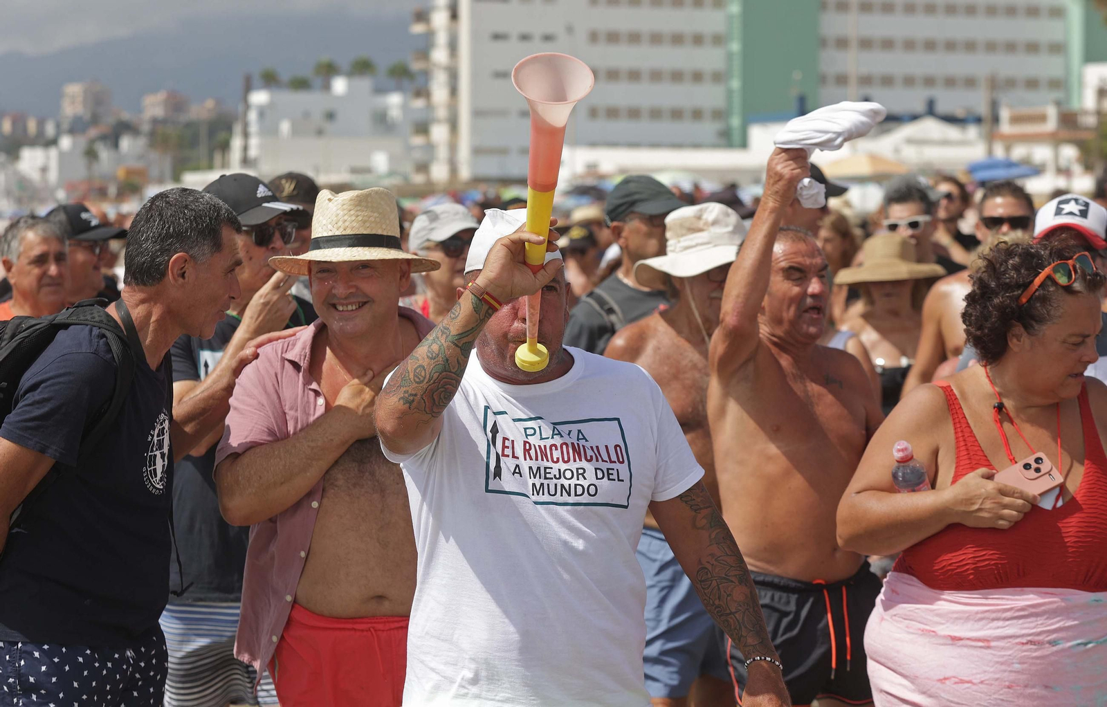 Fotos de la manifestación de la plataforma Salvemos El Rinconcillo y el grupo ecologista Verdemar en Algeciras