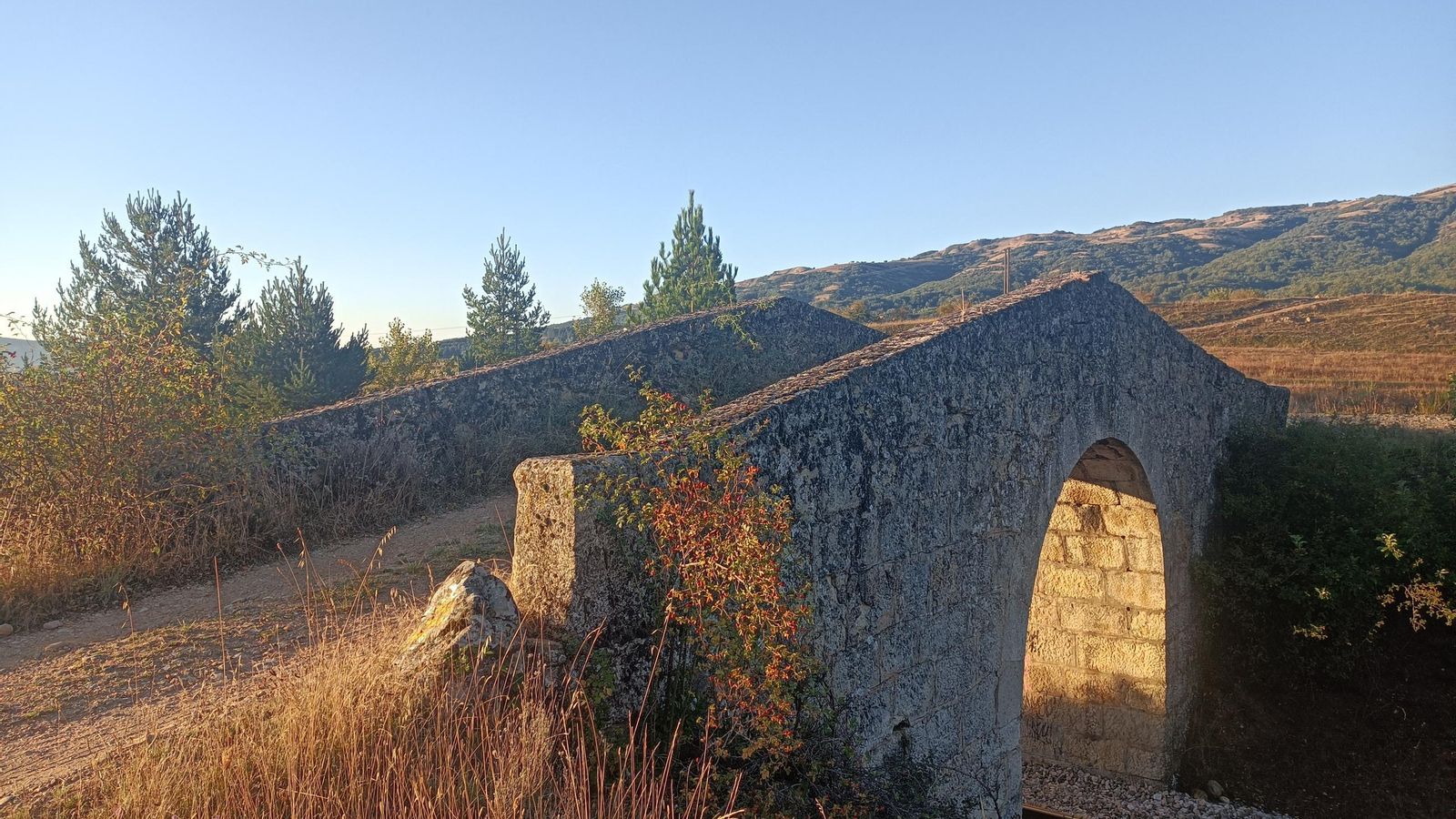 Cruzamos la vía del tren por este puente tras Barrio de la Olla. Cruzamos la vía del tren por este puente tras Barrio de la Olla.