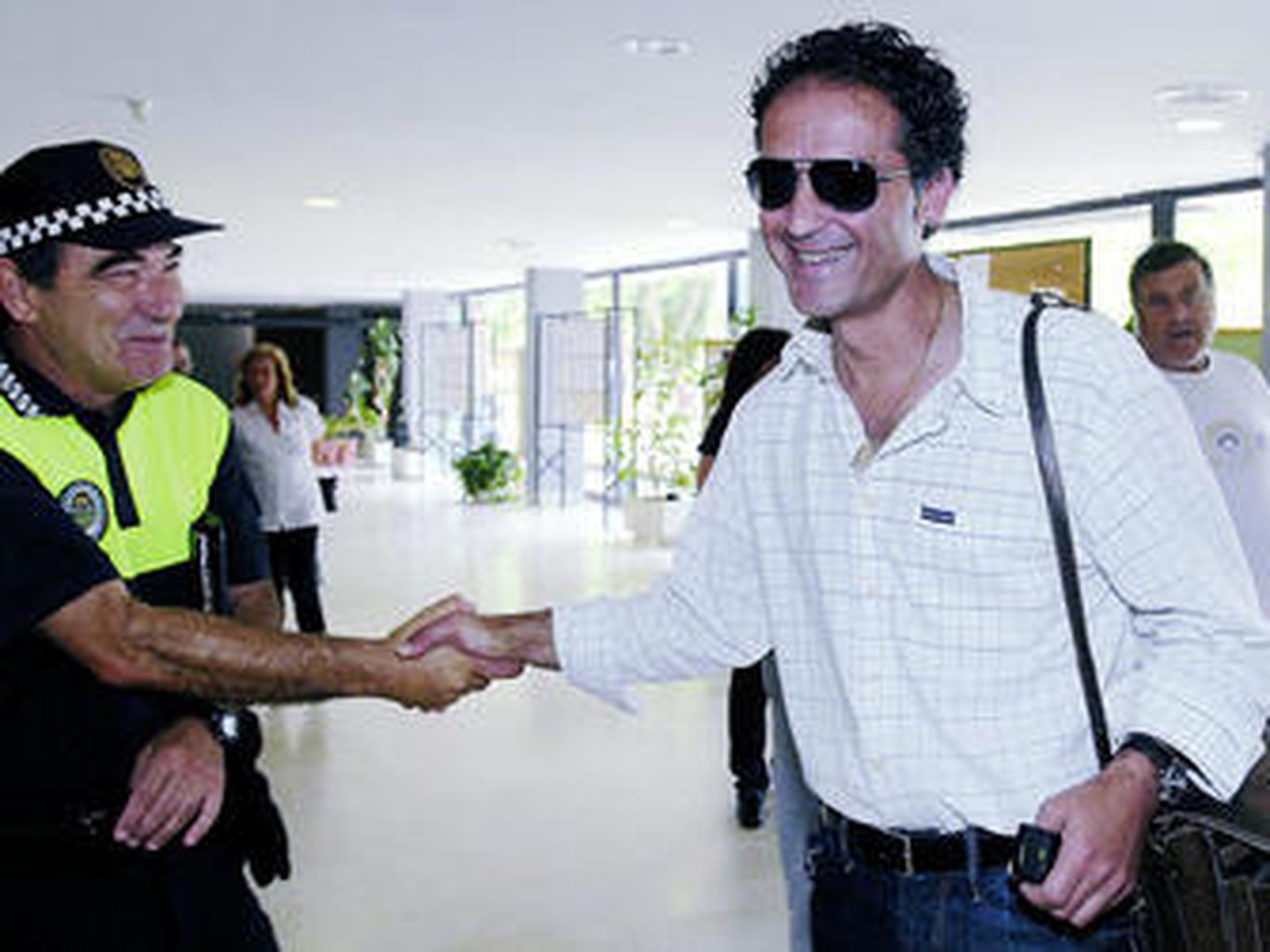 Juan Pazos saluda a un Policía Local (él mismo lo es), tras dimitir.
