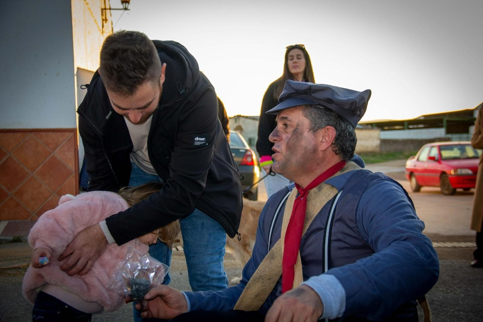 El carbonero recorre Los Blázquez para regañar a quienes se han portado mal El carbonero recorre Los Blázquez para regañar a quienes se han portado mal