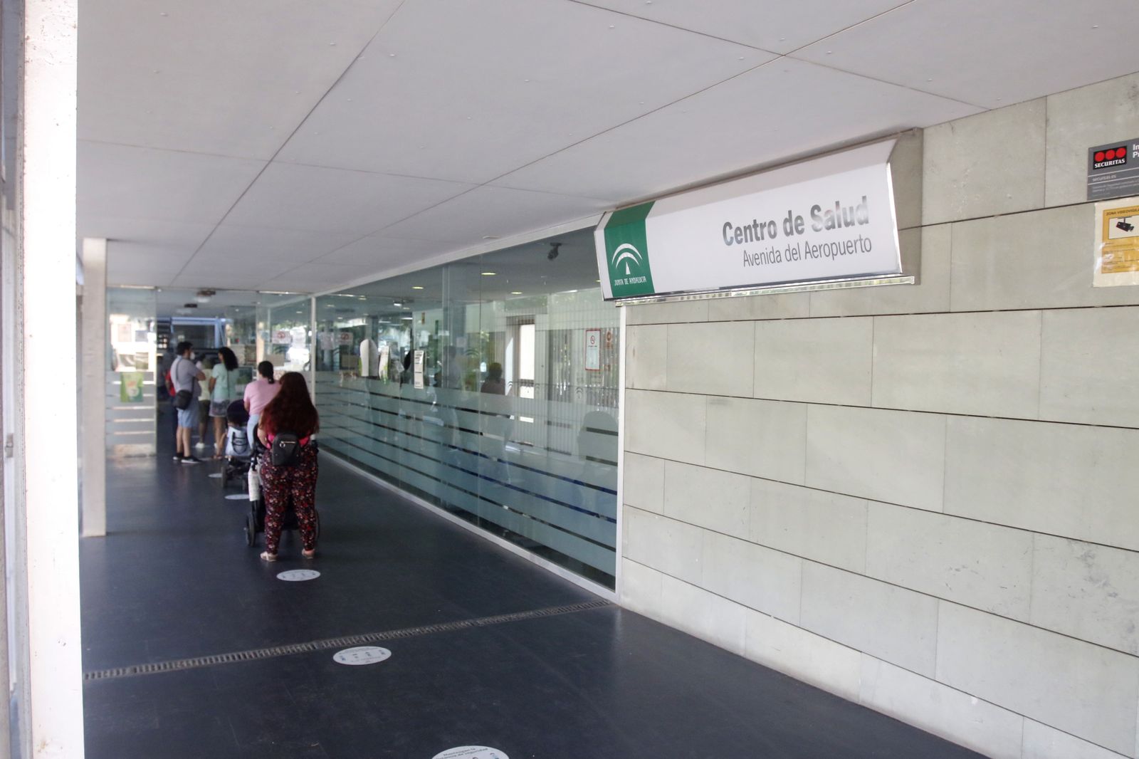 Filas en un centro de salud de Córdoba, el verano pasado.