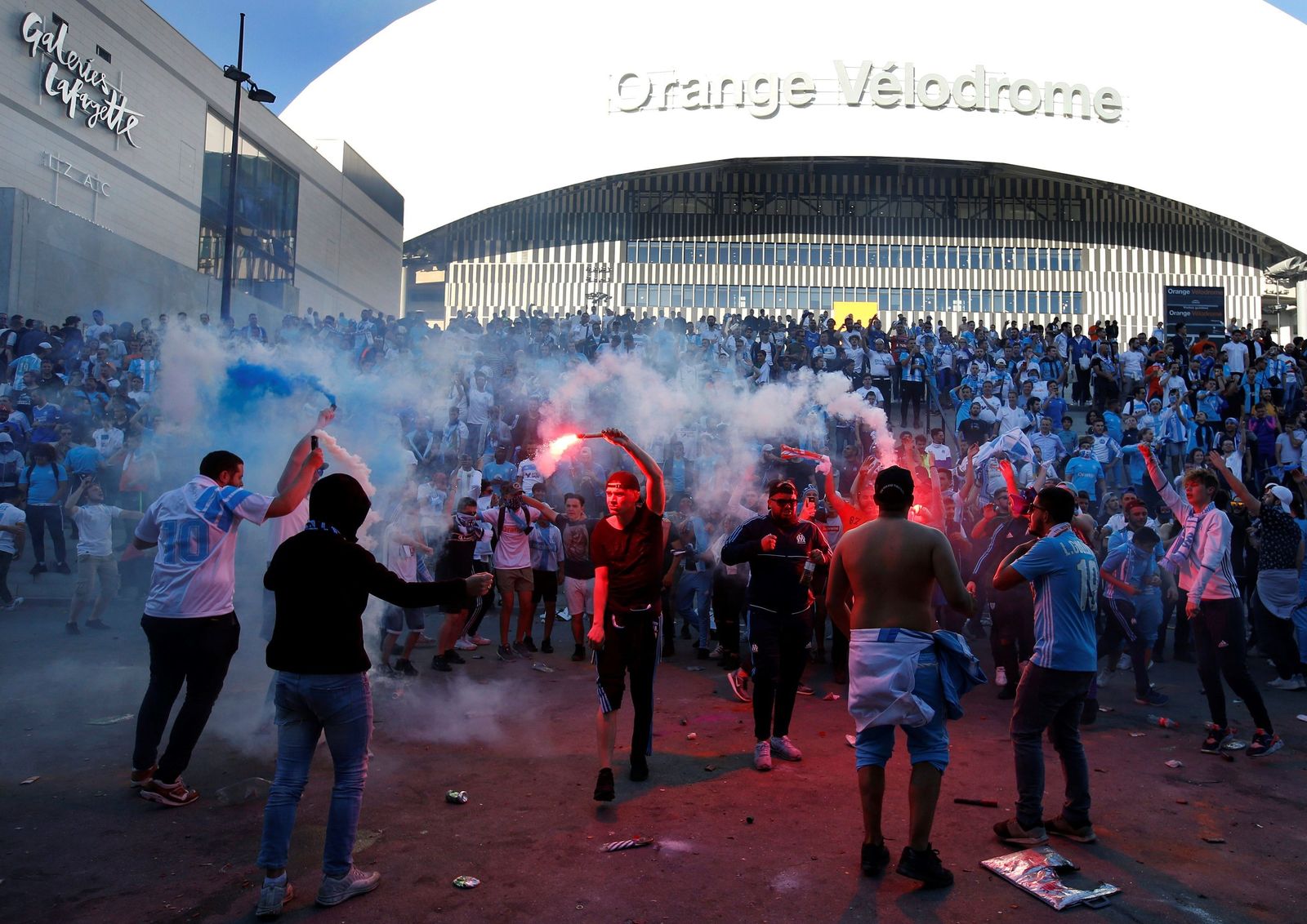 Aficionados radicales del Olympique de Marsella, en las afueras del Vélodrome.