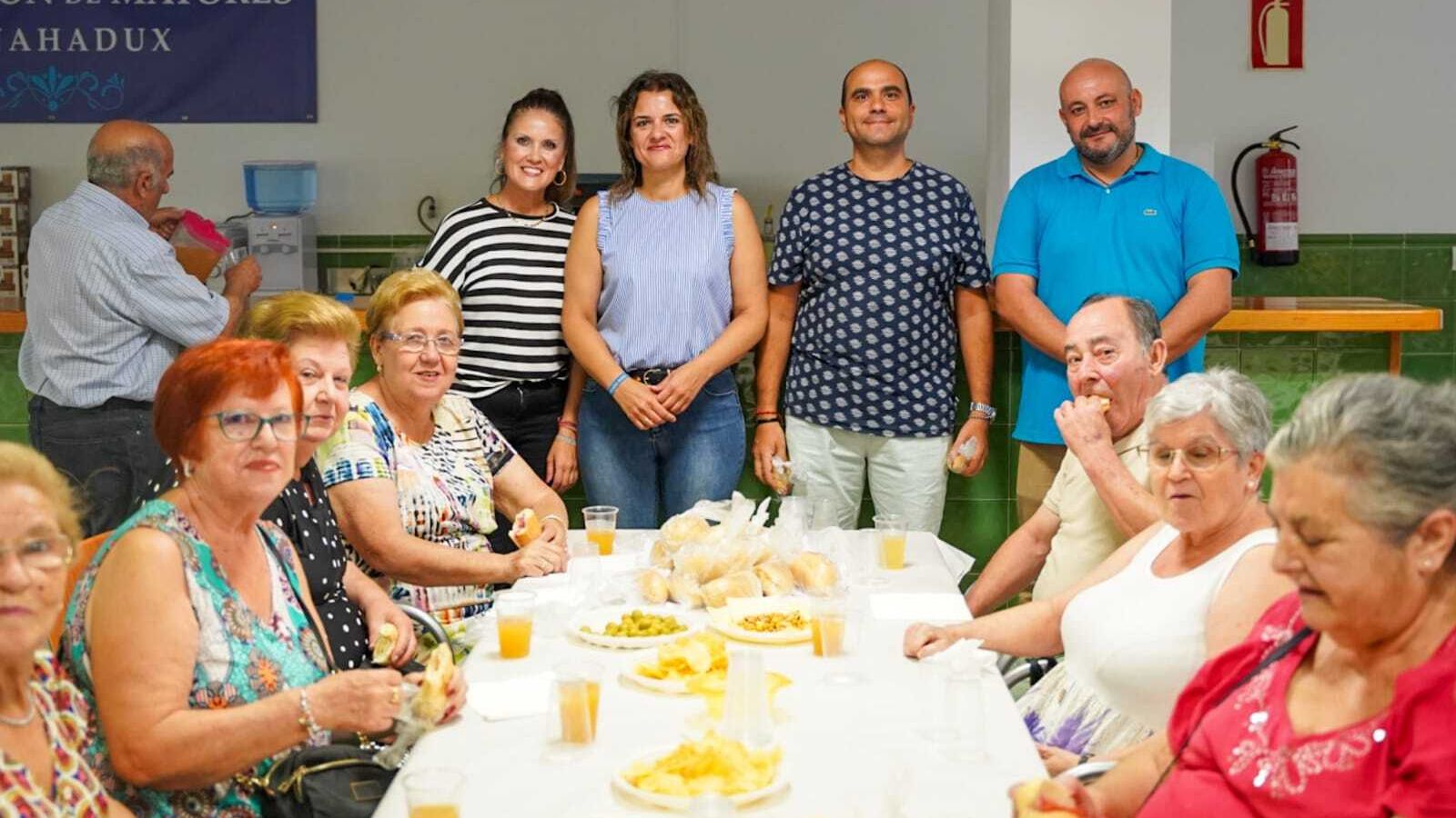 La alcaldesa acompañó a los mayores durante su tradicional comida.