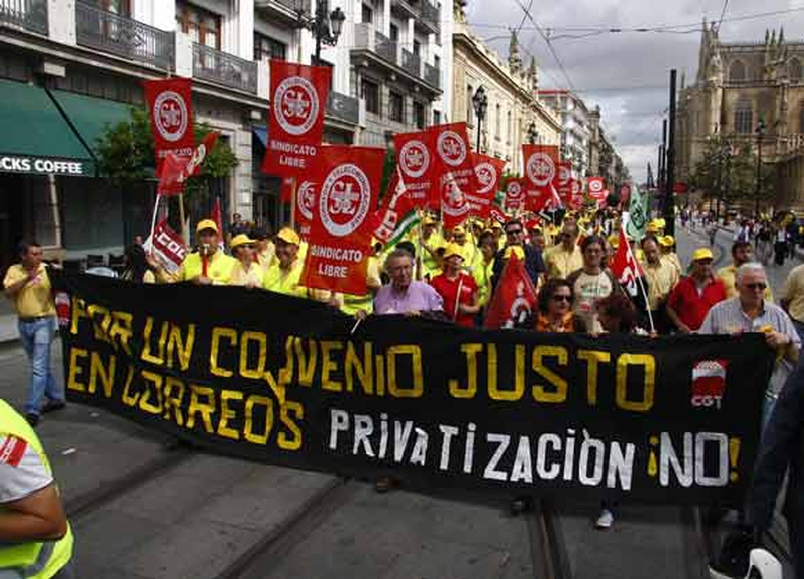 Sevilla se suma al paro de 24 horas de Correos