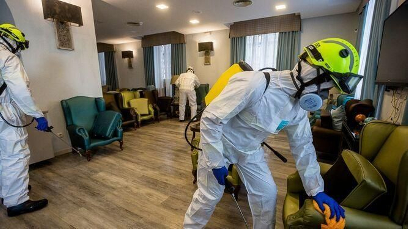 Bomberos desinfectando este lunes en la residencia geriátrica Gades.