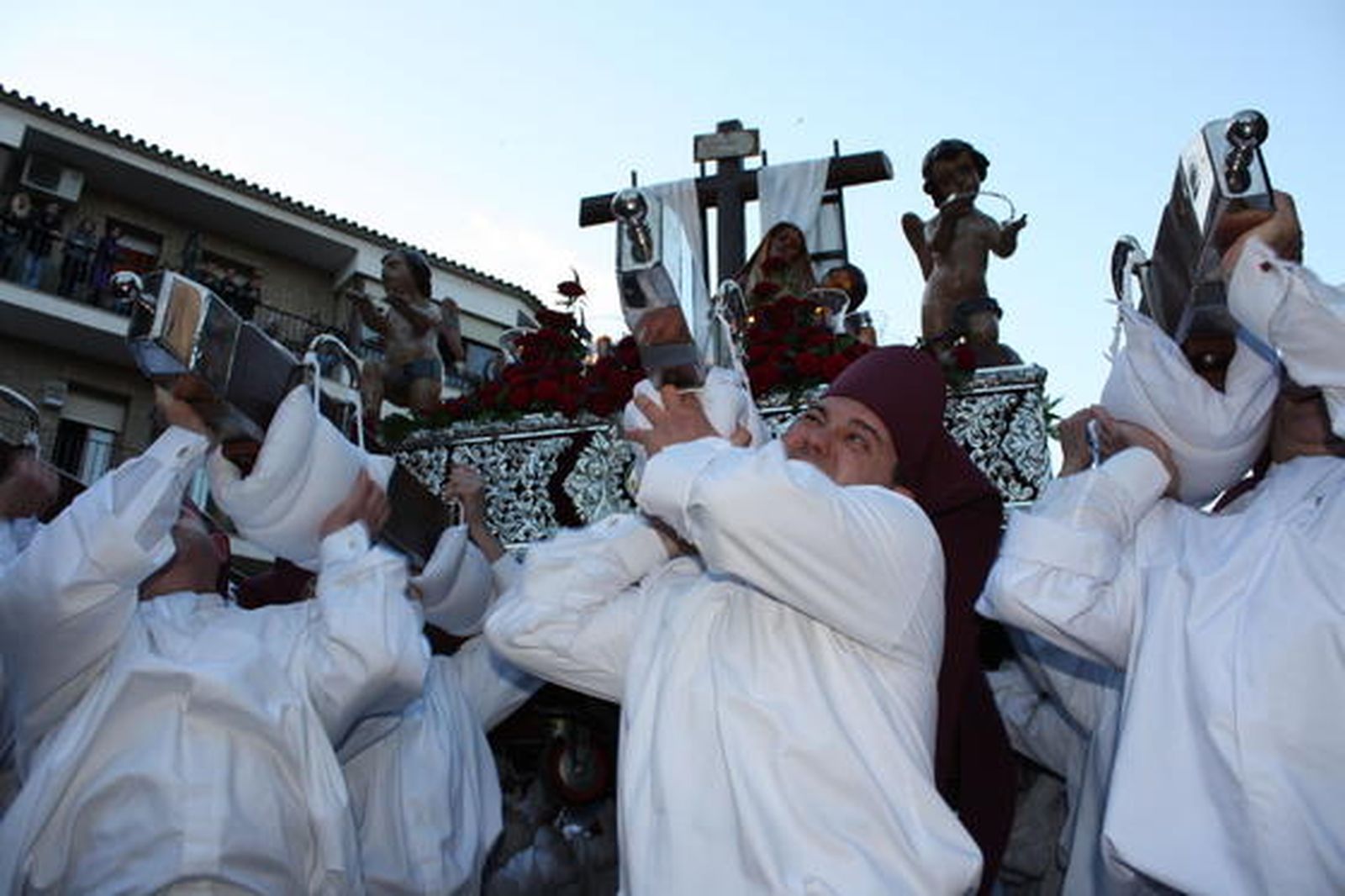 Los santeros levantan el paso de las Angustias en Lucena. / Almudena R. Yébenes