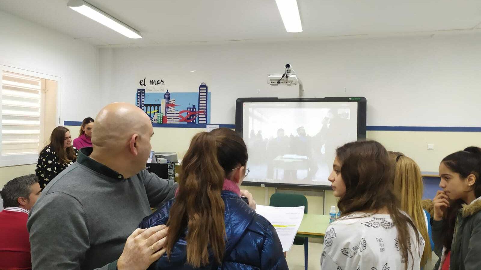 Una alumna de IES Torreserena durante la conversación con alumnos del colegio libanés y los militares