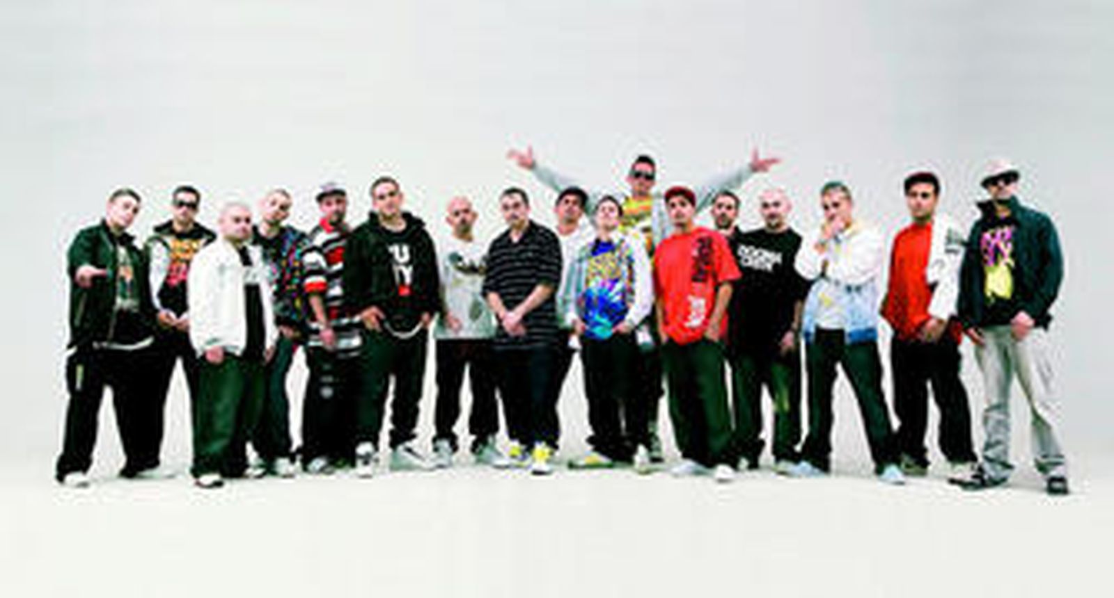 Los 17 participantes del espectáculo, una foto histórica para el 'hip hop' local.