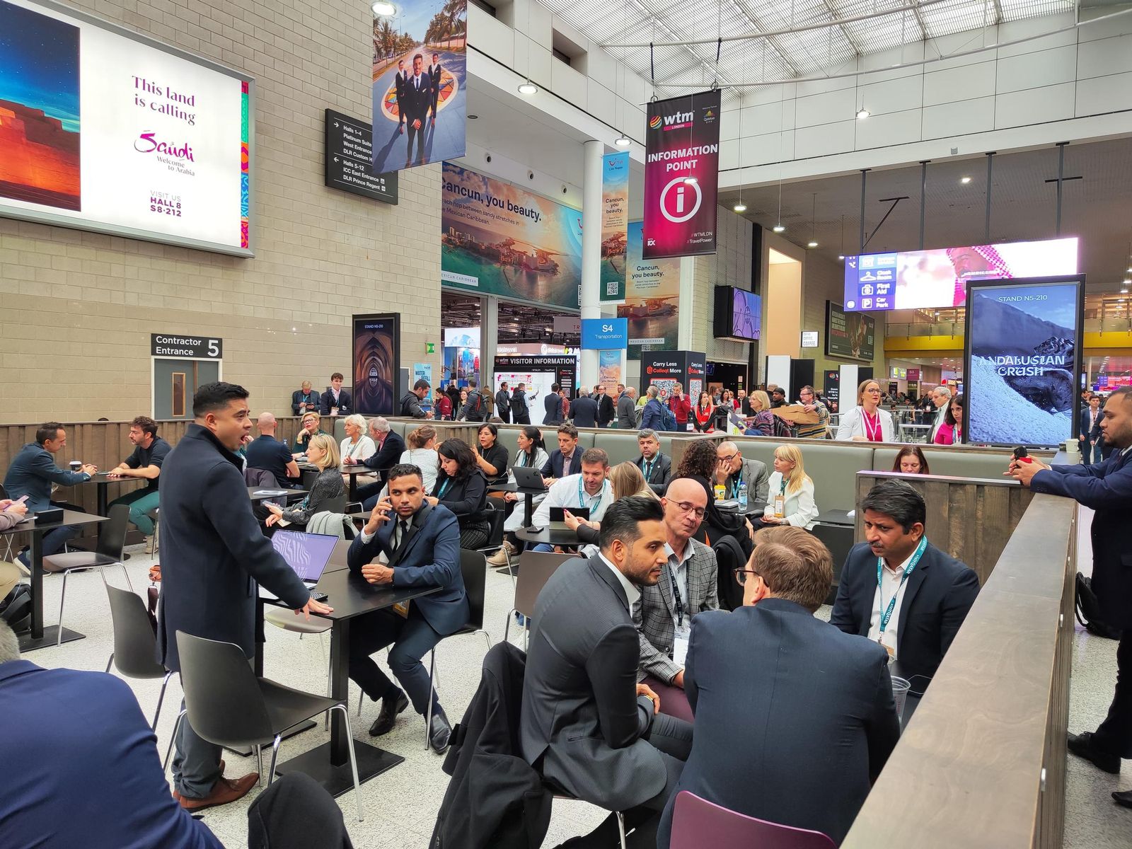 Mesas de reuniones en la WTM, con contínuas reuniones