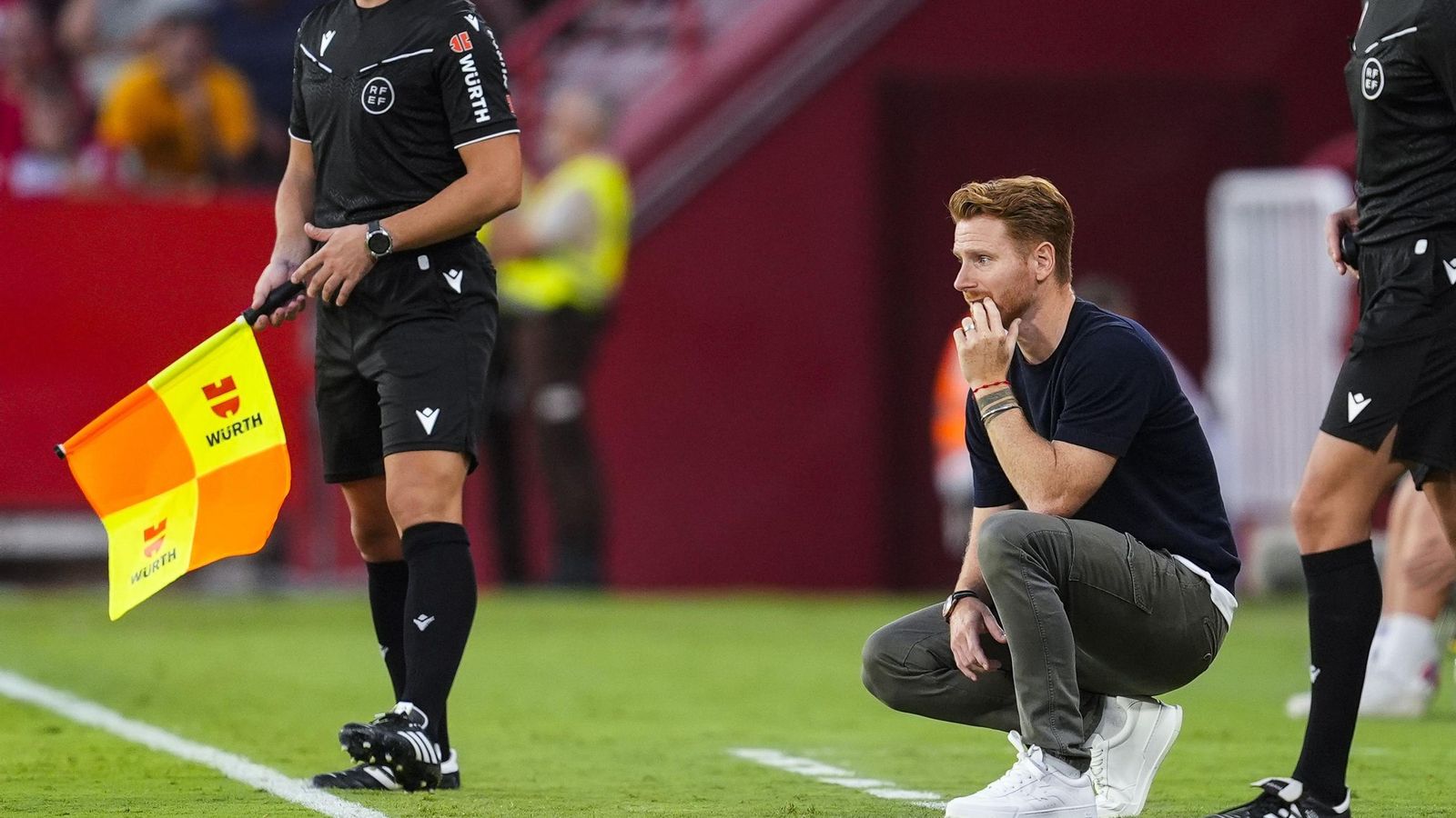 Guille Abascal sigue el juego de su equipo en un partido del Granada.