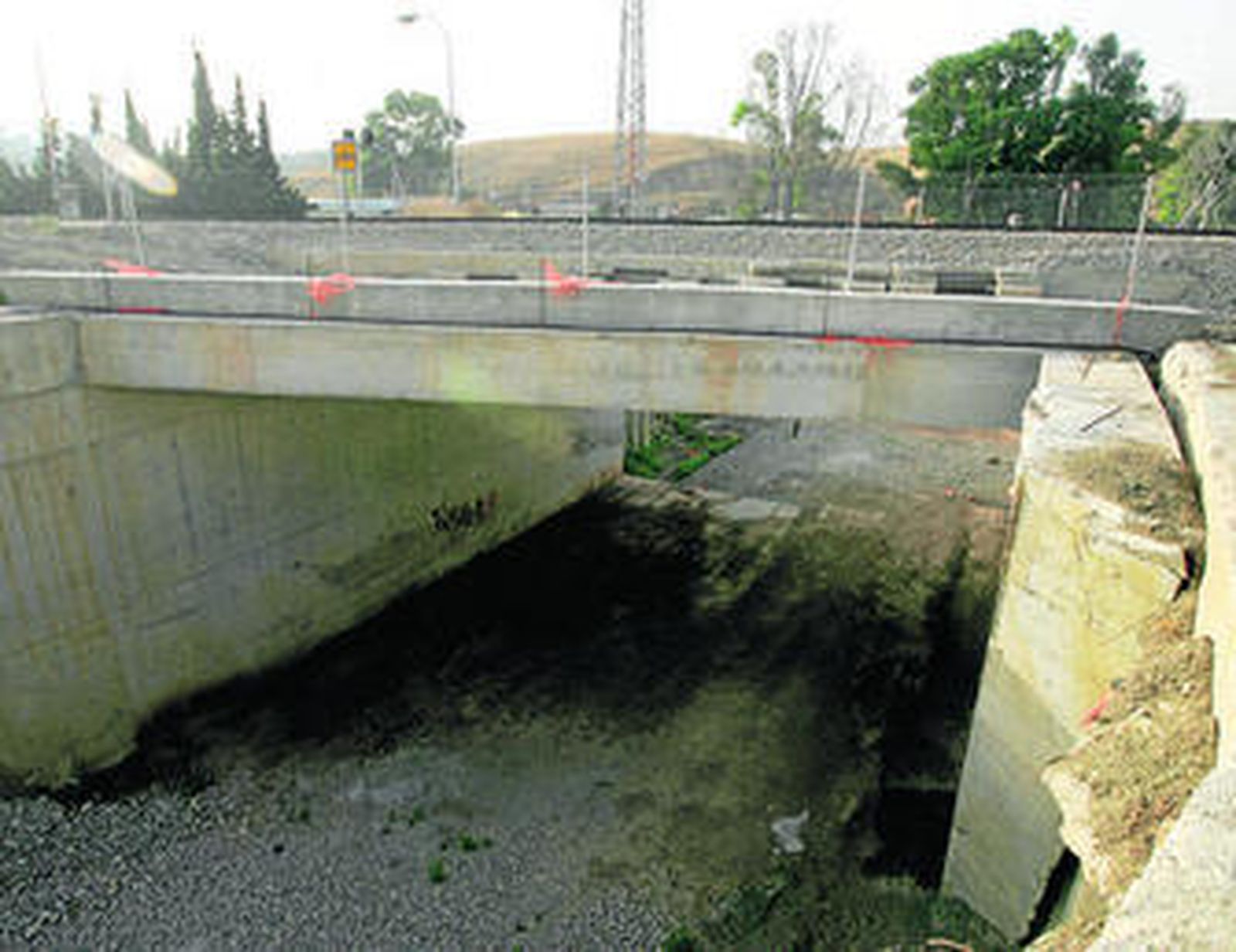 Imagen de ayer del paso inferior que permitirá eliminar el paso a nivel de la Cañada de los Tomates.