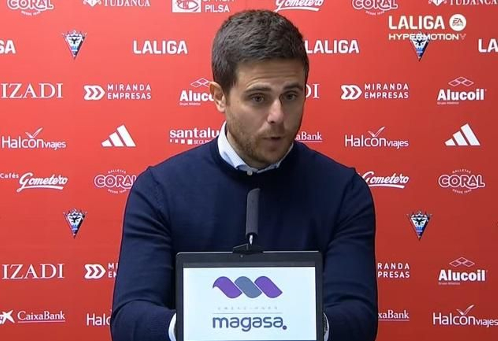 El preparador del conjunto burgalés atiende a la prensa al acabar el partido.