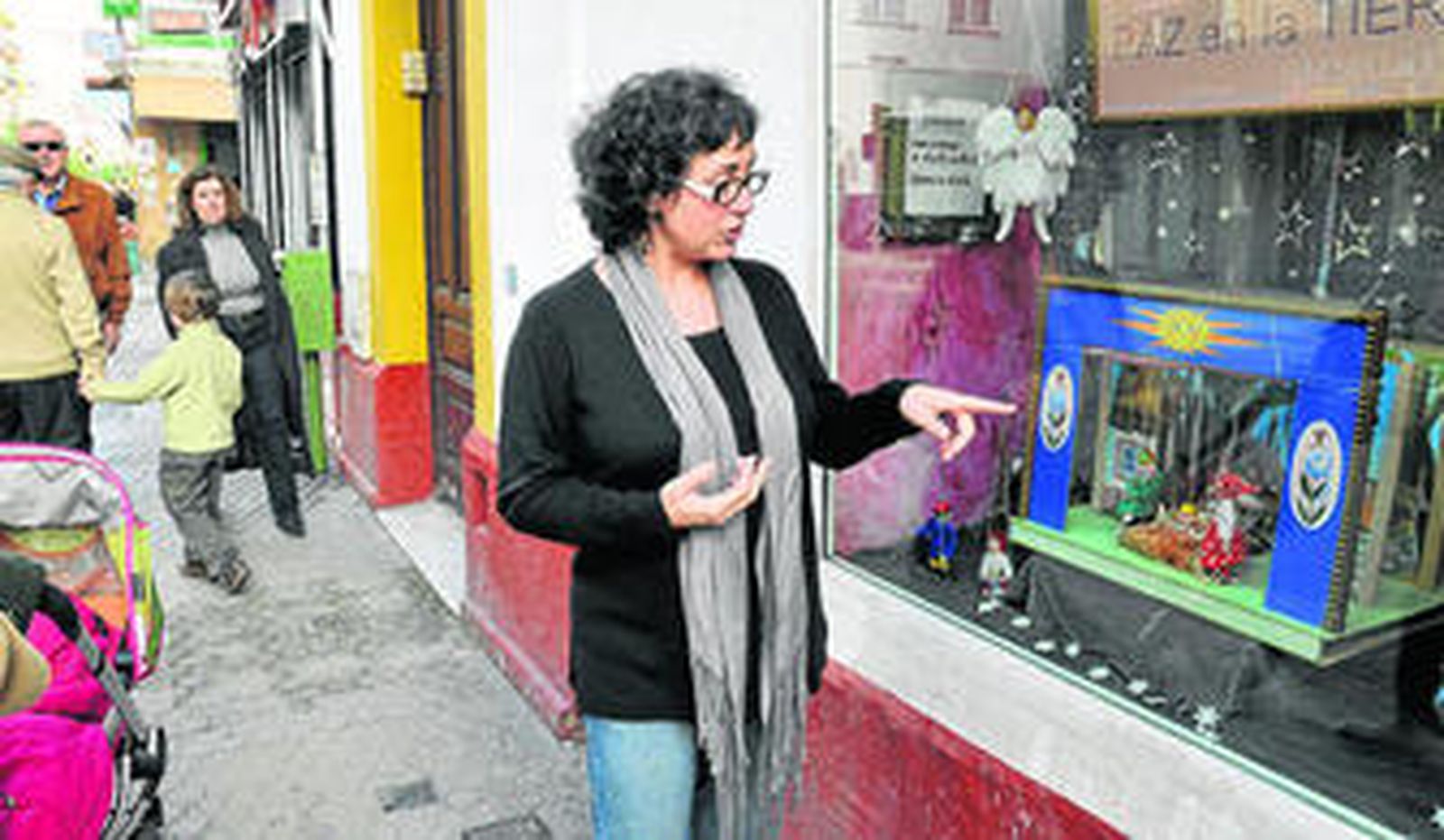 Amanda Álvarez, junto al misterio que ha diseñado con figuras del teatro de Praga.