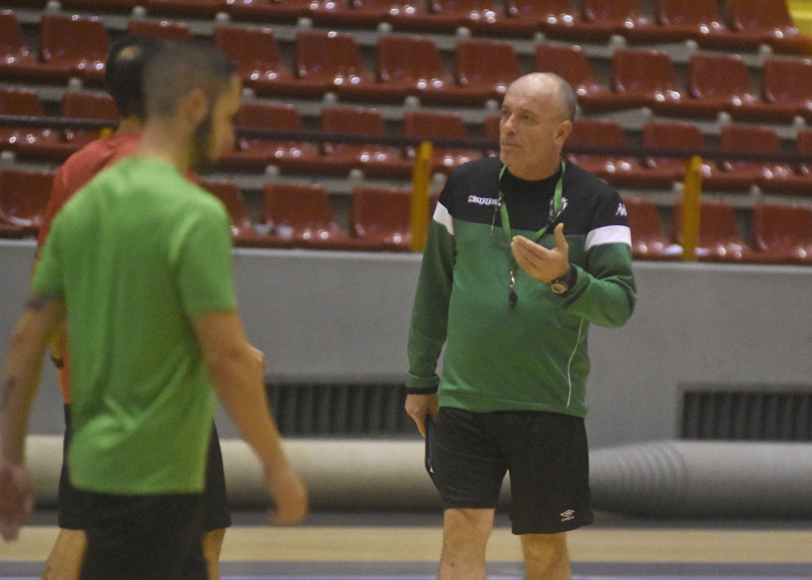 Macario se dirige a sus jugadores durante un entrenamiento en Vista Alegre.