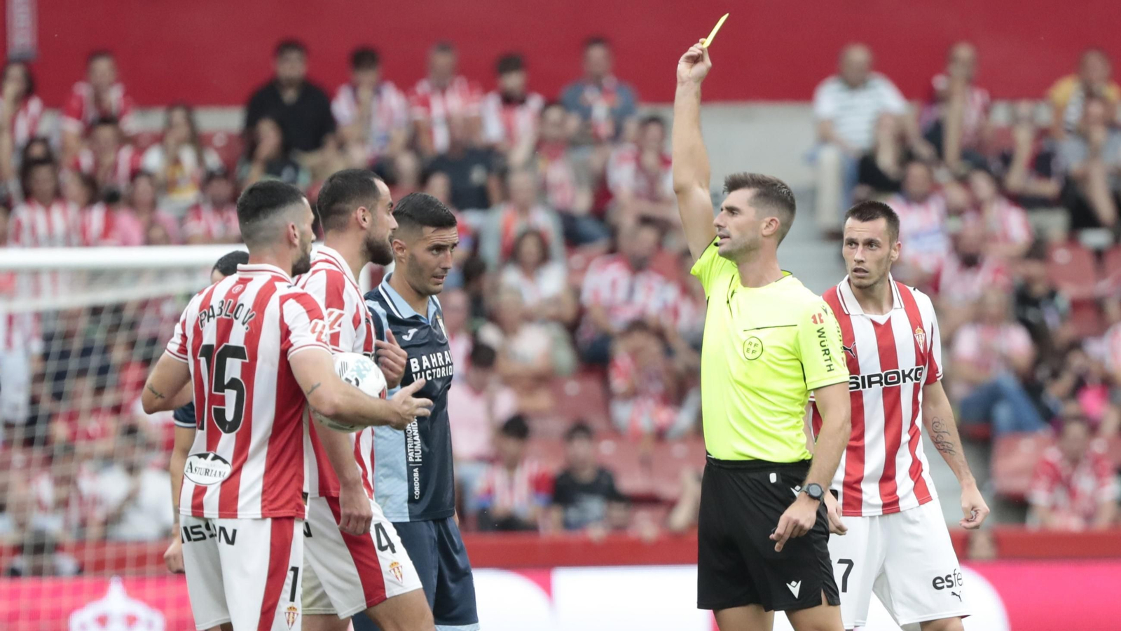 Álvaro Moreno Aragón muestra una tarjeta amarilla en el Sporting de Gijón - Córdoba CF.