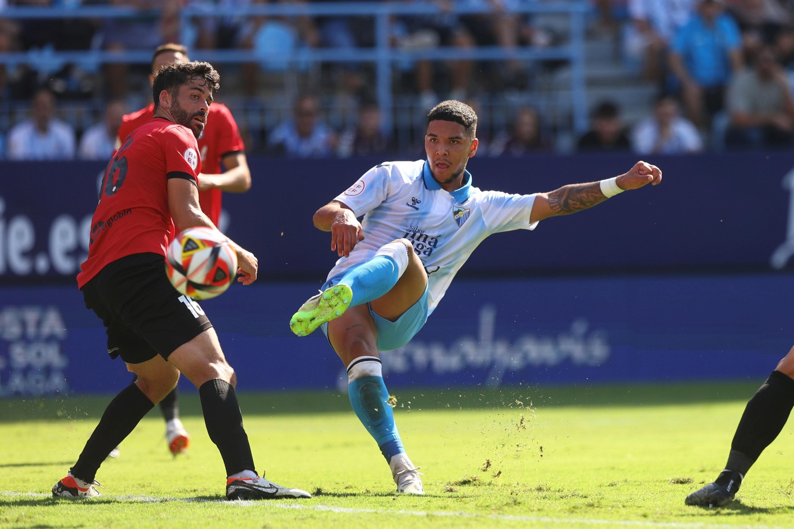 Loren Zúñiga dispara a portería.