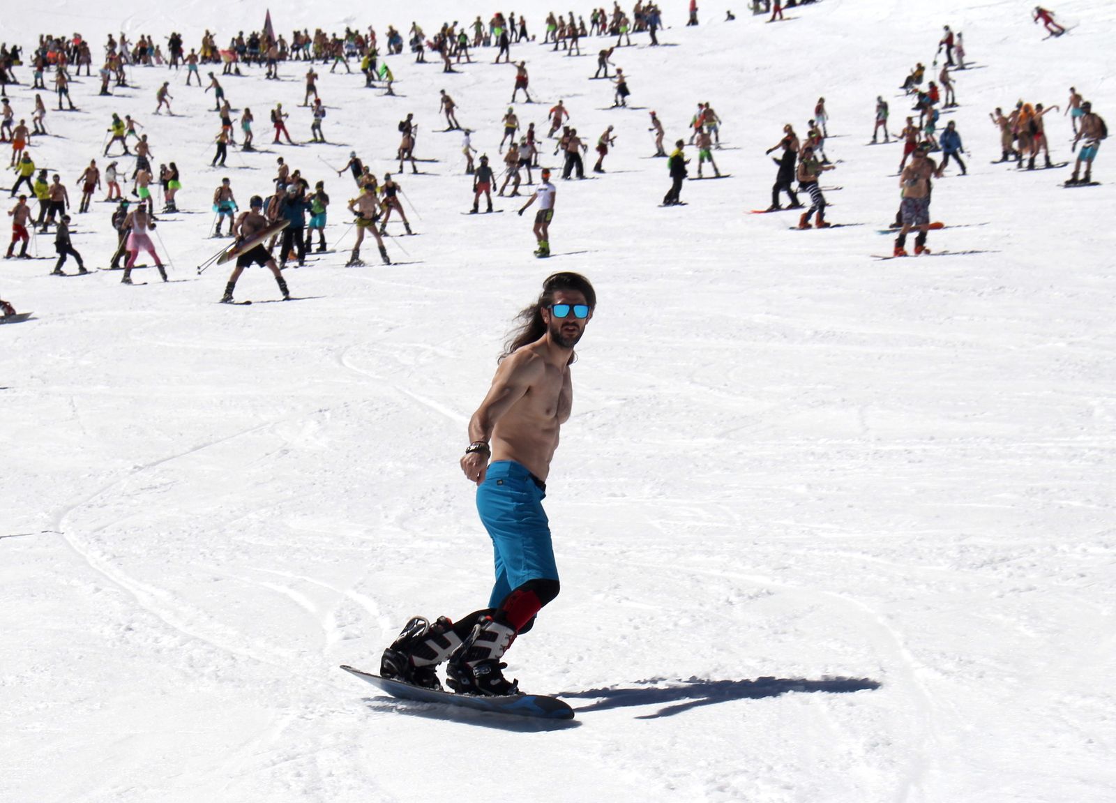 Sierra Nevada, de fiesta de la primavera con la bajada en bañador