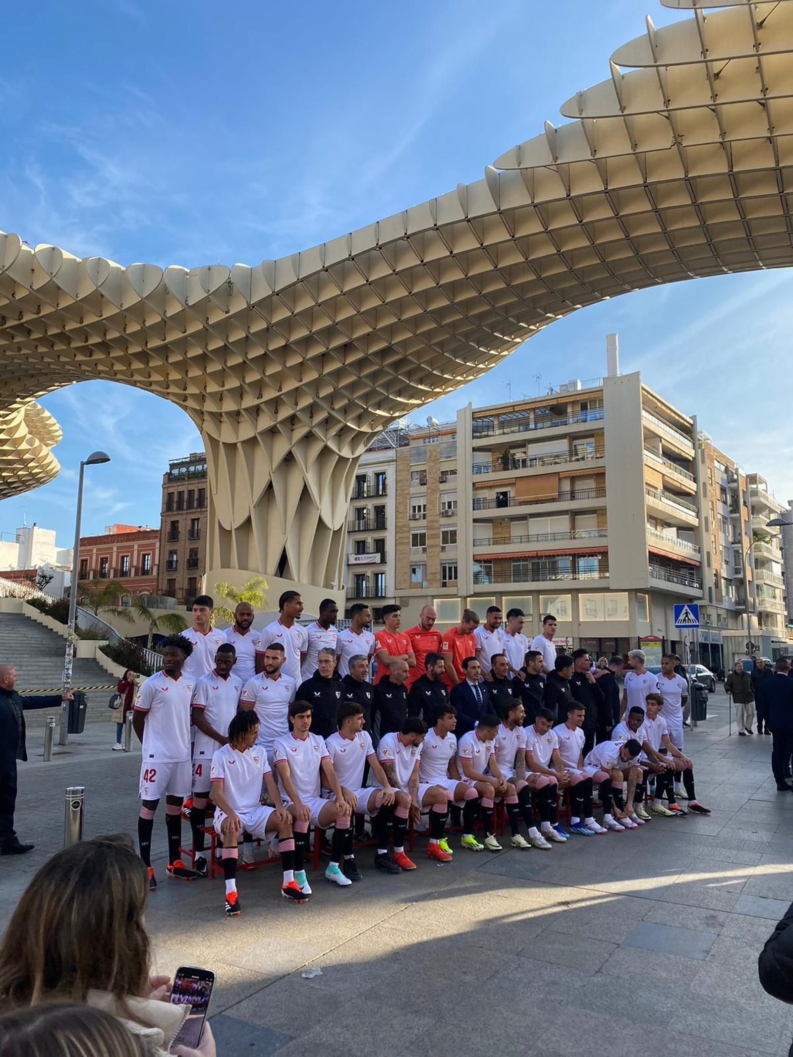 Las Setas, marco de la foto oficial del Sevilla 23-24.
