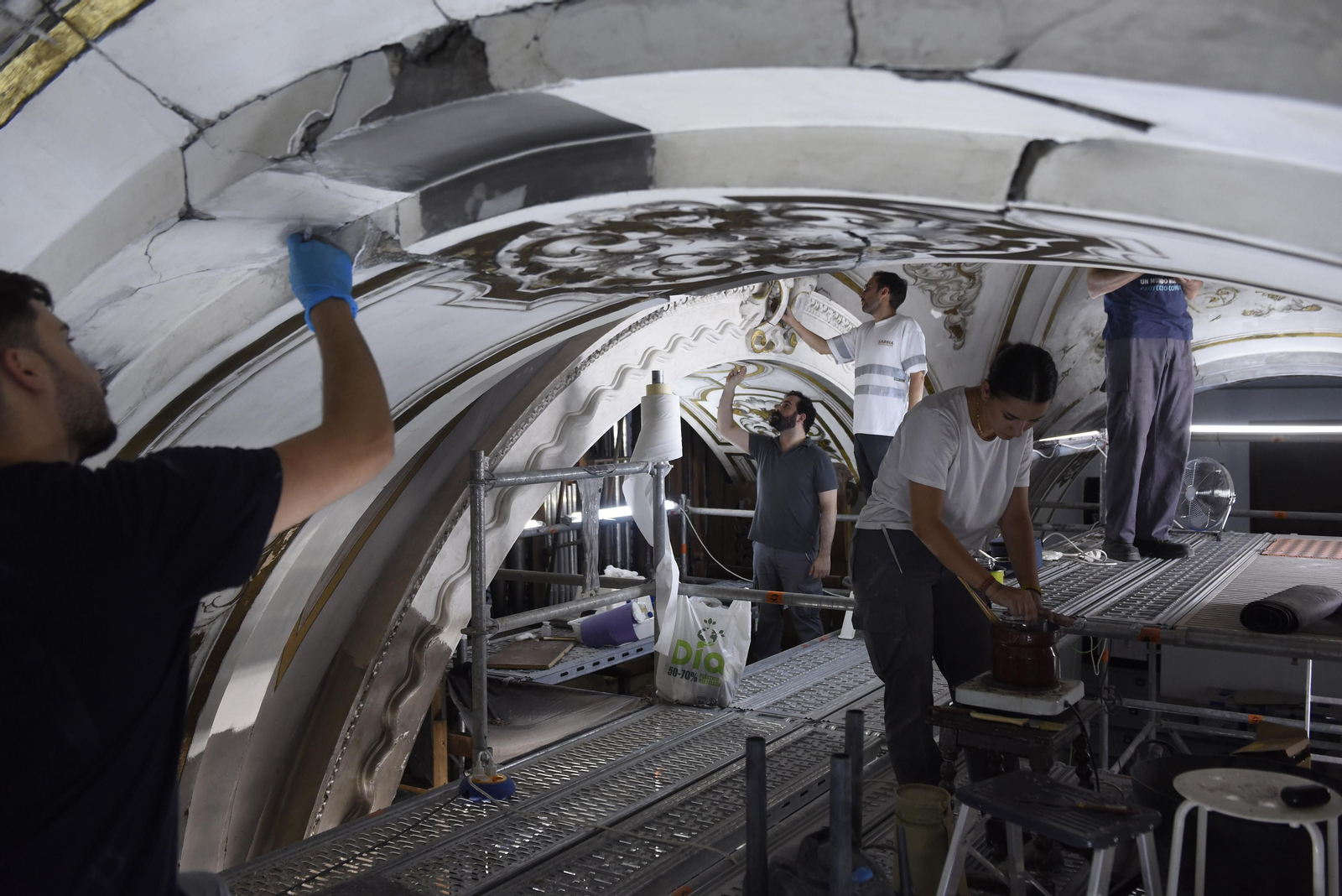 Todas las imágenes de la restauración de las pinturas en la Parroquia de la Magdalena