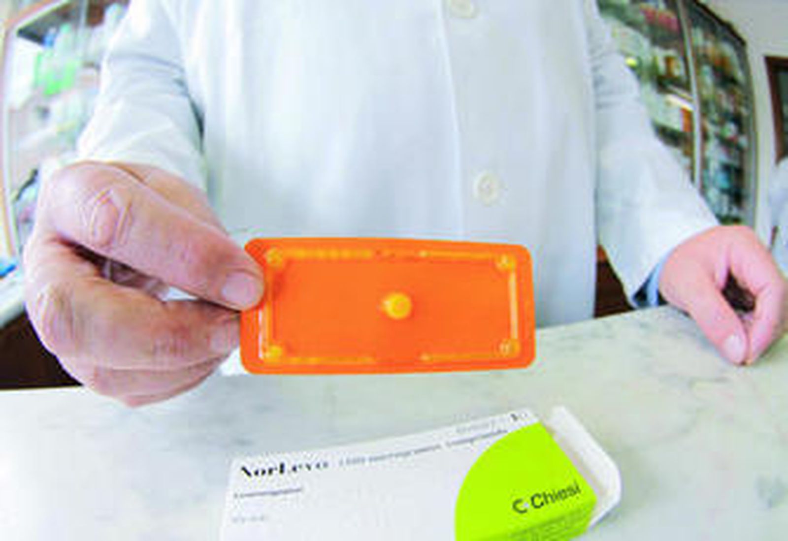 Un farmacéutico muestra una píldora poscoital.