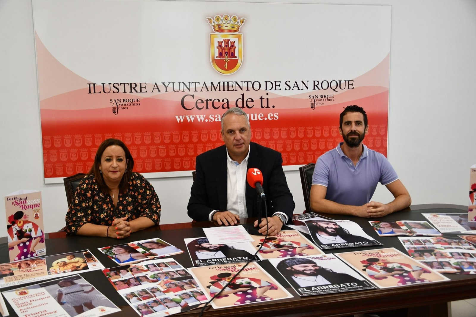 El alcalde de San Roque, Juan Carlos Ruiz Boix, y dos de sus ediles han detallado la programación de la Feria 2022