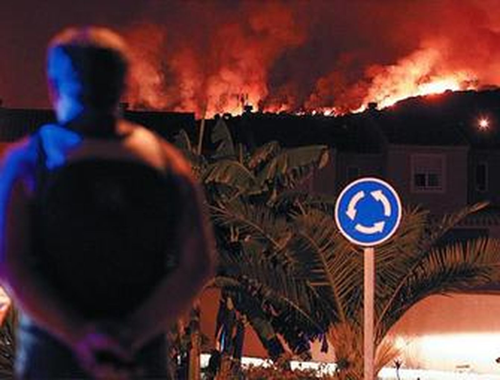 Un hombre vigila desde Getares (Algeciras) el incendio registrado a principios de septiembre pasado.