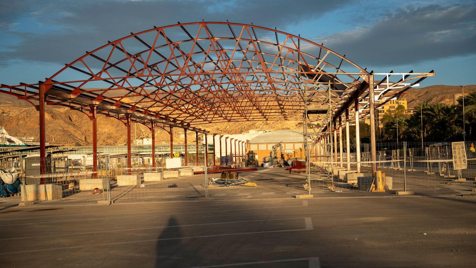 Tareas de montaje del antiguo tinglado, que ha sido restaurado.