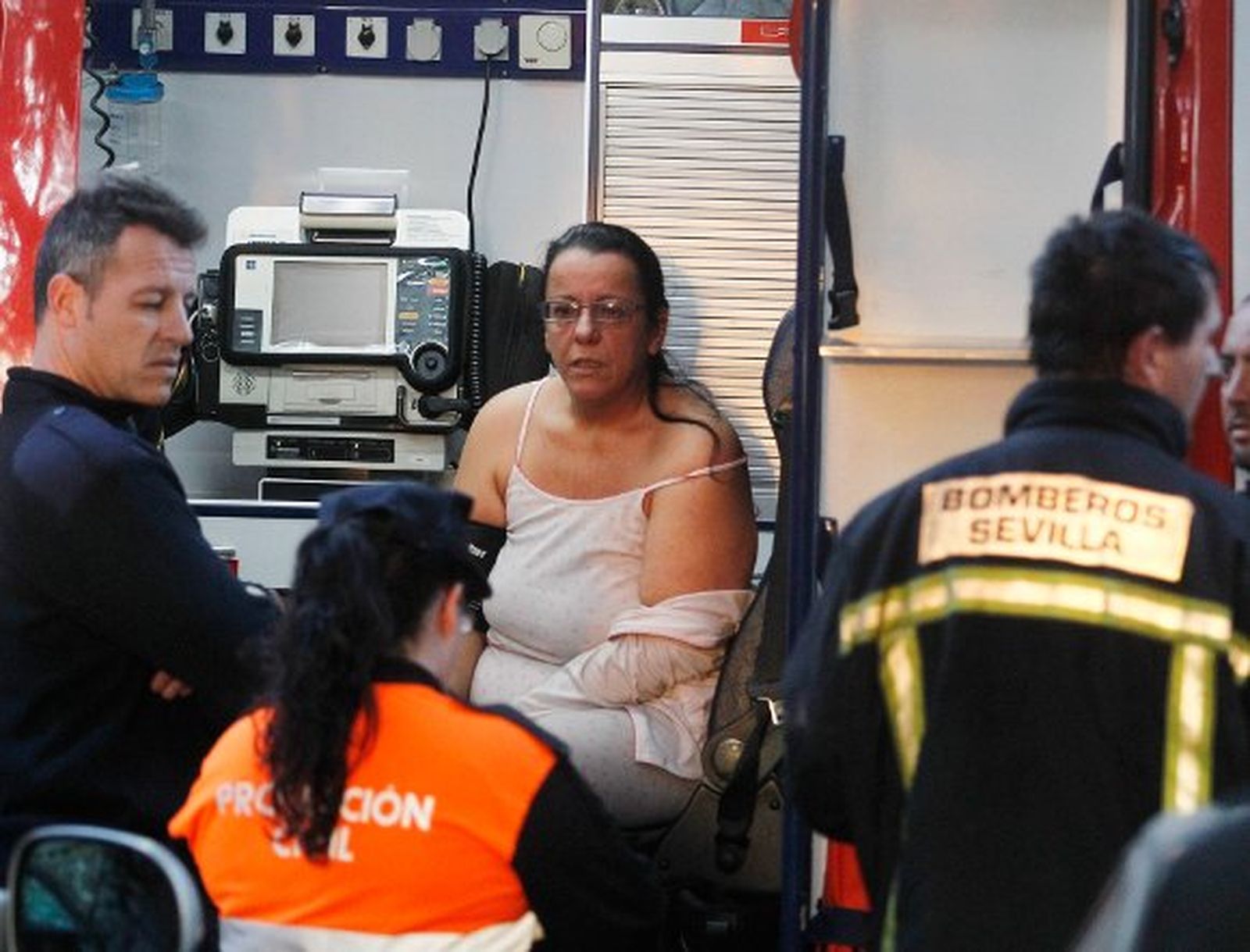 Bomberos denuncian que sofocaron el fuego de Sevilla Este con menos efectivos de los requeridos