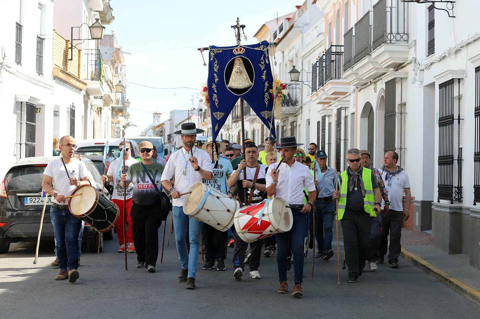 Imágenes de los presos de la cárcel de Huelva en su camino hacia El Rocío
